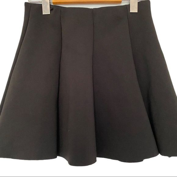 Zara pleated mini skirt flare black size medium M elastic waistband EUC - Picture 2 of 3